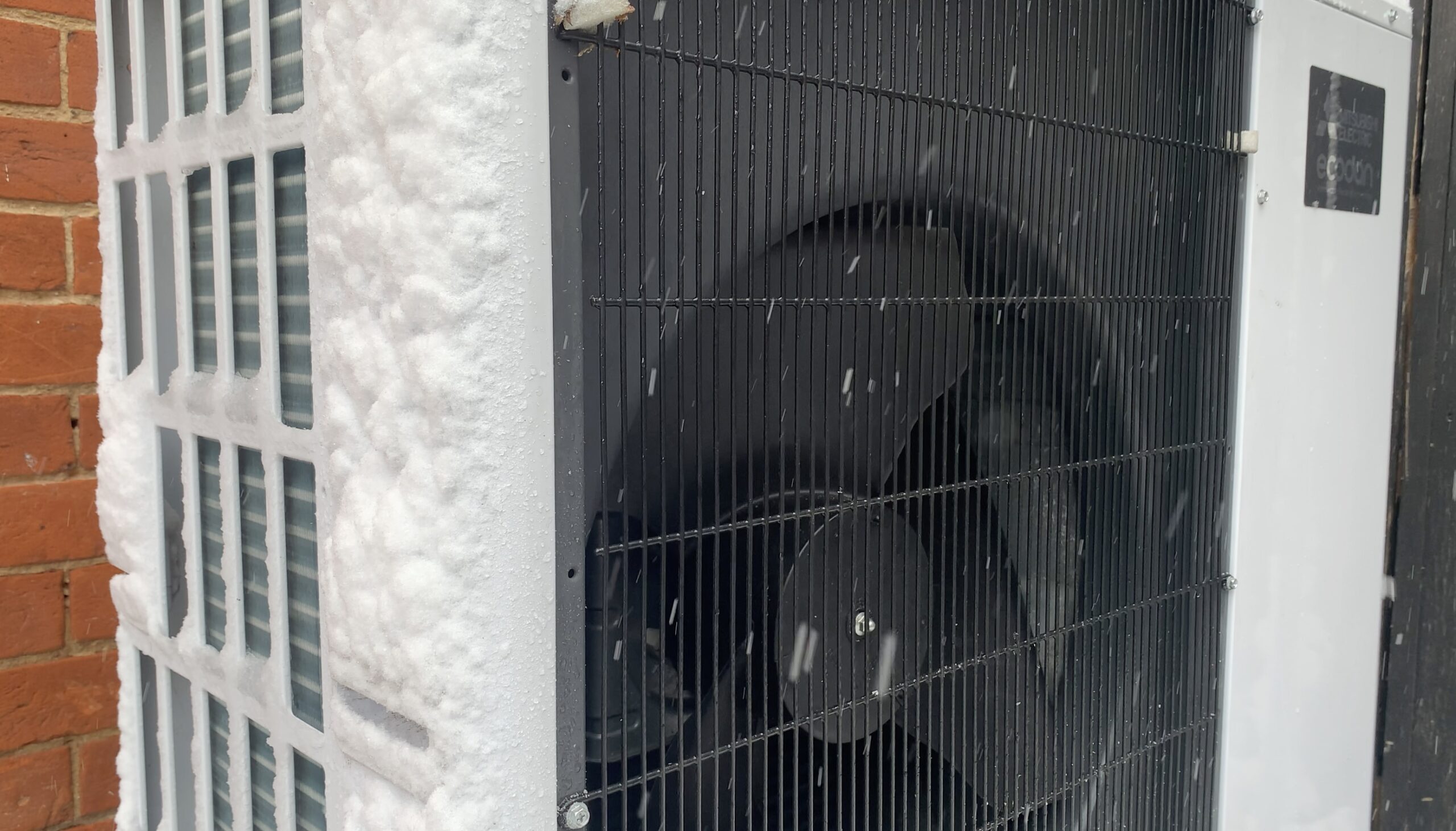 Unidad exterior de bomba de calor funcionando con nieve